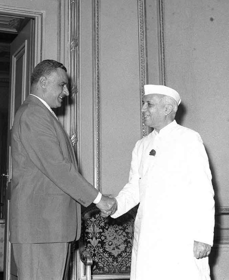 عبد الناصرخلال  لقاءه الأول  مع الزعيم الهندى«نهرو»