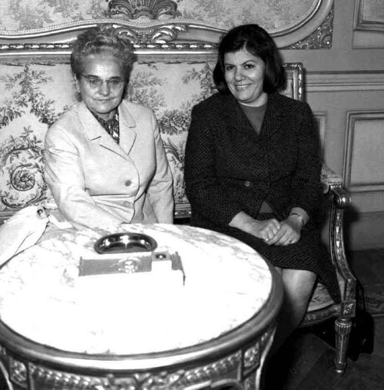 Siku ya kumbukumbu ya kifo chake .. Tahia Kazem, mwanamke wa kwanza wa Misri aliyebaki mama na mke tu