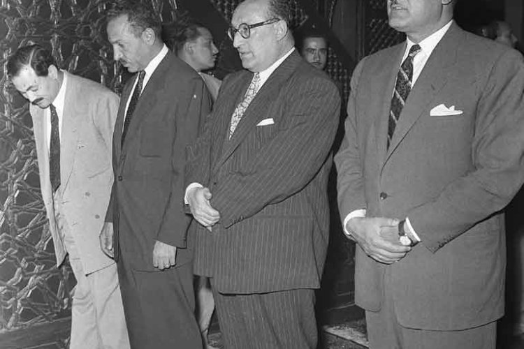 عبد الناصر يؤدى صلاة عيد الفطر بمسجد الحسين 22 ابريل 1958