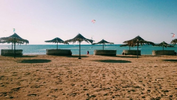 "رأس سدر".. قبلة عشاق التزلج على الماء