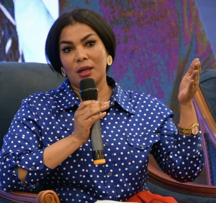 Fayrouz Zakaria, graduada de  Nasser Fellowship para  Leadership International, da una conferencia  sobre la importancia del interés del emisor en el arte cosmético y la etiqueta