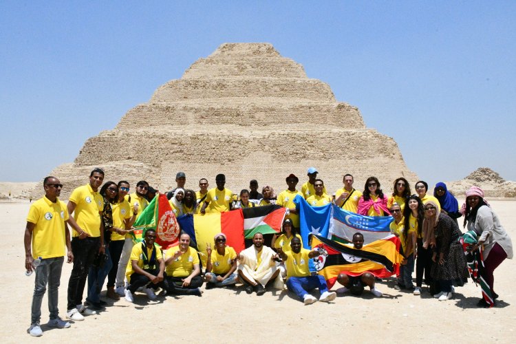 شباب منحة ناصر للقيادة الدولية في جولة سياحية بمنطقة أهرام الجيزة وسقارة