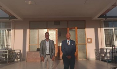 Un diplômé de la bourse nasser pour le leadership international rencontre le directeur du bureau du vice-président de la république fédérale de Tanzanie