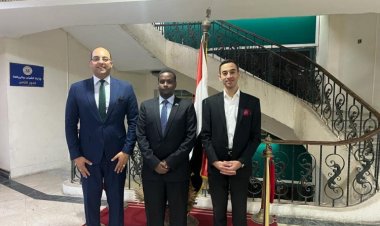 Un diplômé de la bourse Nasser International Leadership rencontre l'adjoint et le sous-ministre de la Jeunesse et des Sport