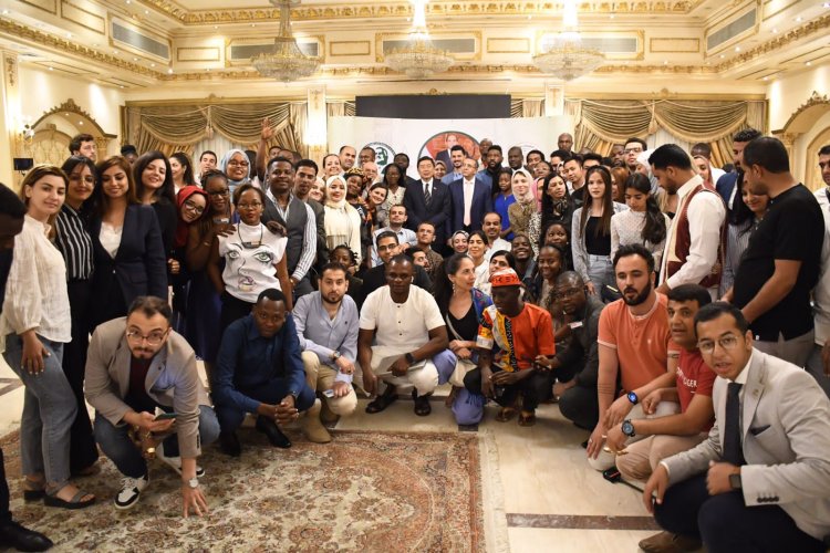 Kikao cha majadiliano kuhusu Waanzilishi wa Harakati ya kutofungamana kwa upande wowote  katika ufunguzi wa shughuli za siku ya tatu ya Udhamini wa Nasser kwa Uongozi wa Kimataifa