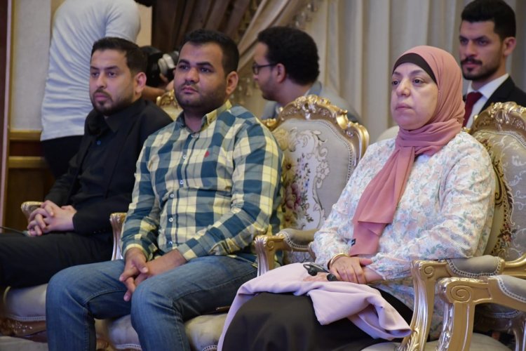 Nacionalización del Canal de Suez como una saga popular en la mesa del cuarto día de  Nasser Fellowship para Leadership Internacional