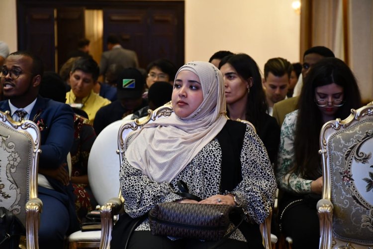 Nacionalización del Canal de Suez como una saga popular en la mesa del cuarto día de  Nasser Fellowship para Leadership Internacional