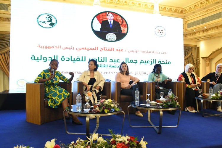 Viongozi wa Kituo cha Taarifa na kukuza Maamuzi wanajadiliana pamoja na  washiriki wa Udhamini wa Nasser kwa Uongozi wa Kimataifa katika siku yake ya nane