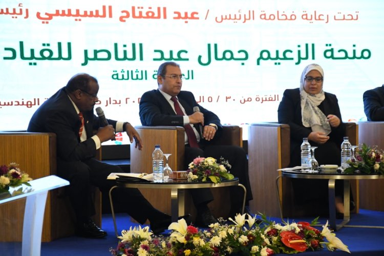 Viongozi wa Kituo cha Taarifa na kukuza Maamuzi wanajadiliana pamoja na  washiriki wa Udhamini wa Nasser kwa Uongozi wa Kimataifa katika siku yake ya nane