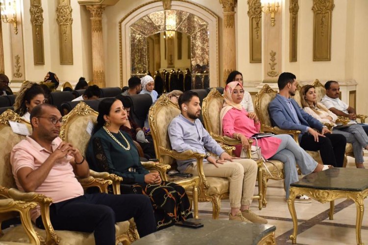 Balozi Nabil Fahmy ajadiliana pamoja na washiriki wa Udhamini wa Nasser kwa Uongozi wa Kimataifa kuhusu Suala la Palestina