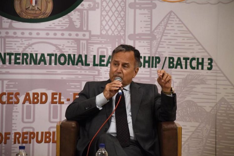 Balozi Nabil Fahmy ajadiliana pamoja na washiriki wa Udhamini wa Nasser kwa Uongozi wa Kimataifa kuhusu Suala la Palestina