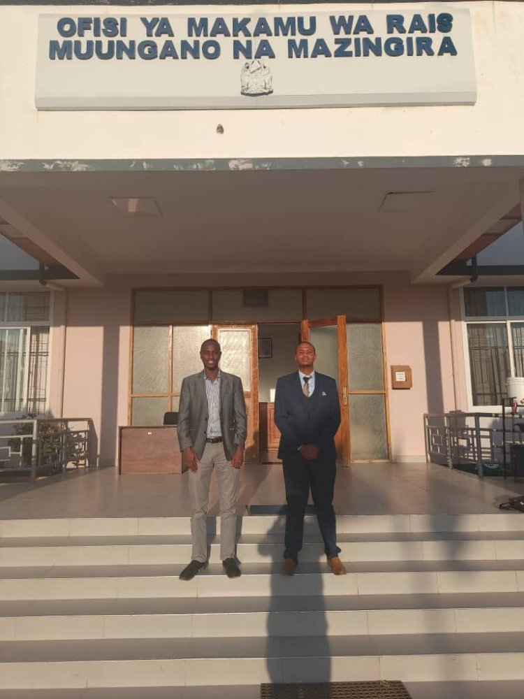 Un diplômé de la bourse nasser pour le leadership international rencontre le directeur du bureau du vice-président de la république fédérale de Tanzanie