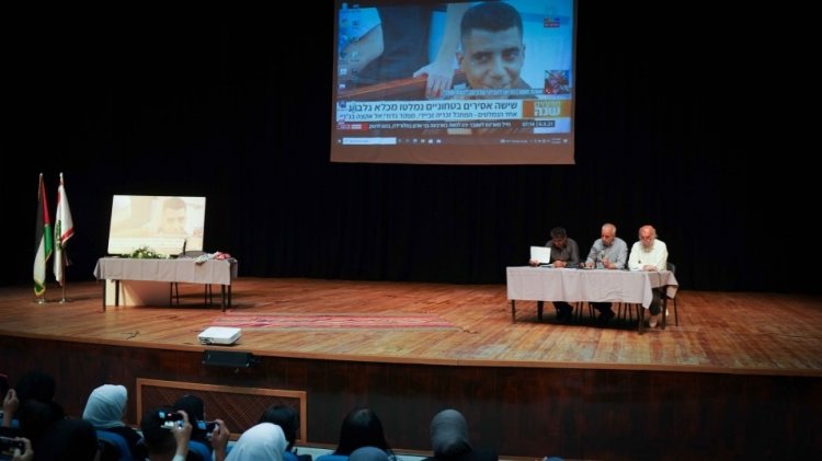 Joka lilililofungwa kwenye jukwaa..akijadili digrii ya Uzamili "Mwindaji na Joka : Mapambano ya uzoefu wa kipalestina1968-2018"