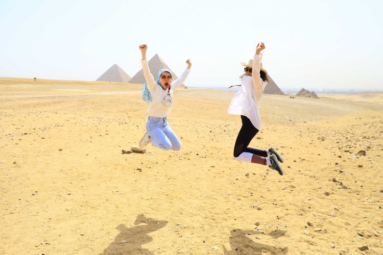 Tour touristique aux pyramides pour les participants de la Bourse Nasser pour le leadership international