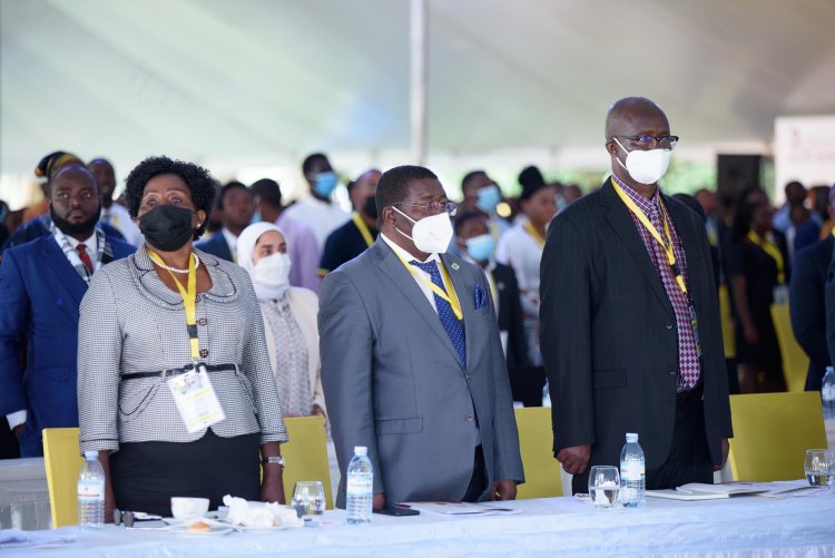 En presencia del Presidente de Uganda... Ghazaly hablando en la Conferencia Continental de Jóvenes