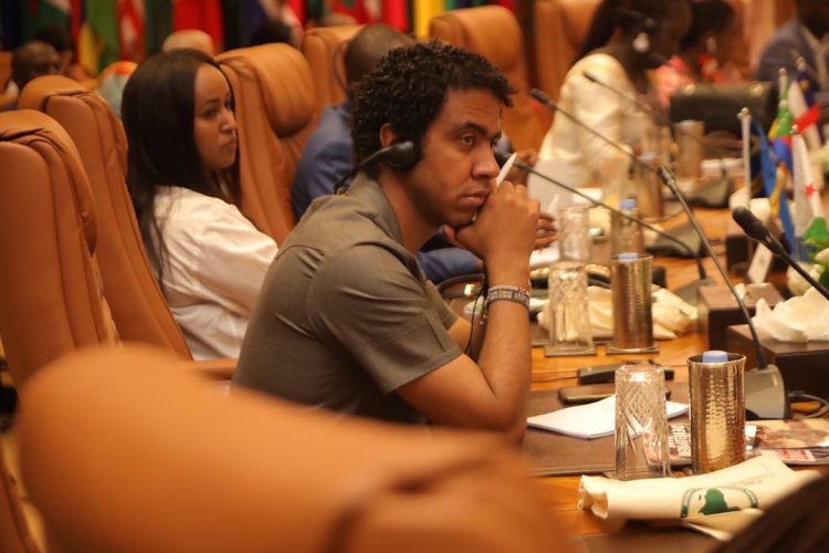 Ghazaly prend la parole lors de la première conférence consultative annuelle des jeunes leaders du Royaume du Maroc