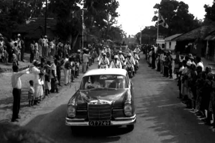 Wananchi wa Tanzania wanapokea Abdel Nasser kwa nyimbo na maua