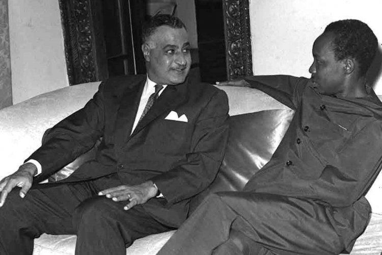 Rais Julius Nyerere, Rais wa Tanzania, akimpokea Rais Abdel Nasser katika Uwanja wa Ndege wa Dar es Salaam