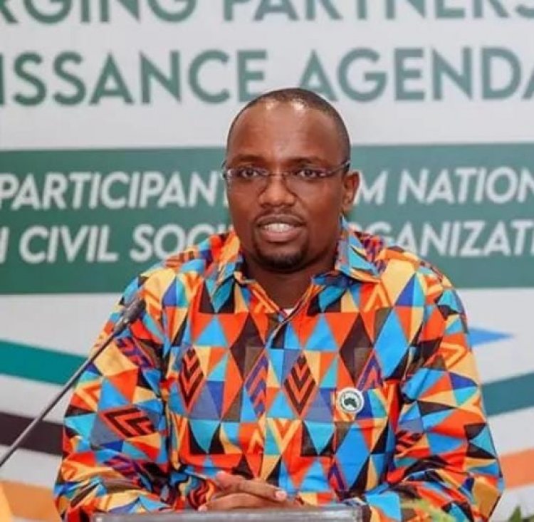 Membre du Mouvement de la jeunesse Nasser au Kenya, il occupe le poste de directeur général du Fonds gouvernemental national pour le travail sur le terrain