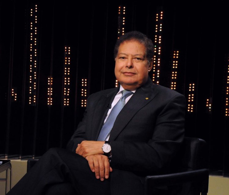 الدكتور أحمد زويل  أول عالم مصري يفوز بجائزة نوبل في الكيمياء