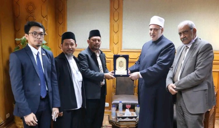 التايلاندي «أنس هأميى» خريج منحة ناصر للقيادة الدولية مُترجماً رسمياً للأزهر الشريف