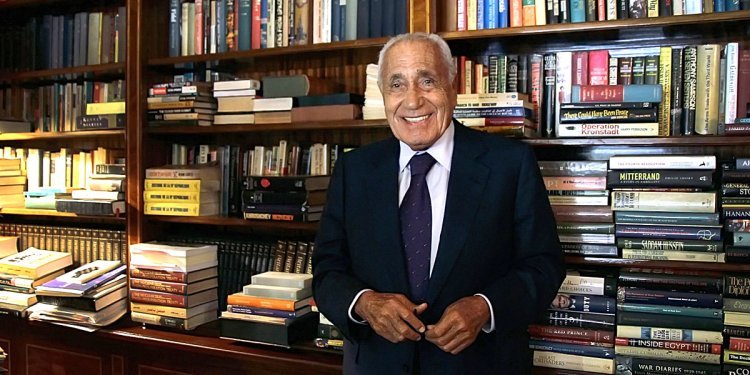 ذكري ميلاد جسر الصحافة الأدبية .. محمد حسنين هيكل