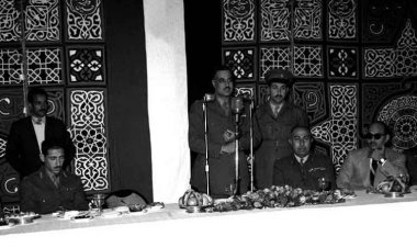 Vikosi vya jeshi watasonga mbele katika njia yake, wakijitolea bila kujali ugumu wowote hadi kufikia malengo na maadili 