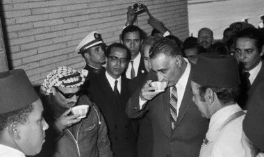 عبدالناصر يقدم ياسر عرفات إلى ملك المغرب الحسن الثانى لأول مرة فى القمة العربية بالرباط