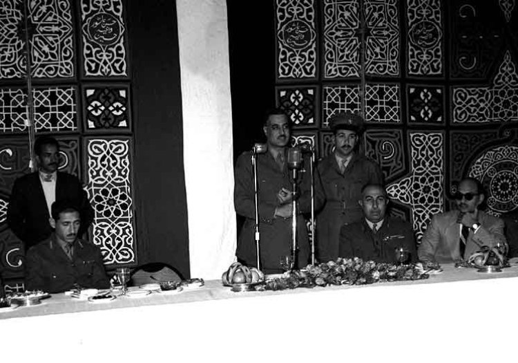 Vikosi vya jeshi watasonga mbele katika njia yake, wakijitolea bila kujali ugumu wowote hadi kufikia malengo na maadili 