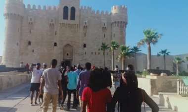 Visite touristique du château de Qaitbay et du Club de chasse d’Alexandrie par les jeunes de la Bourse Nasser pour le leadership africain