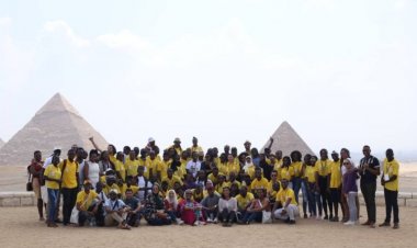 Un tour touristique aux pyramides pour les jeunes  de la Bourse de "Nasser pour le leadership africain"