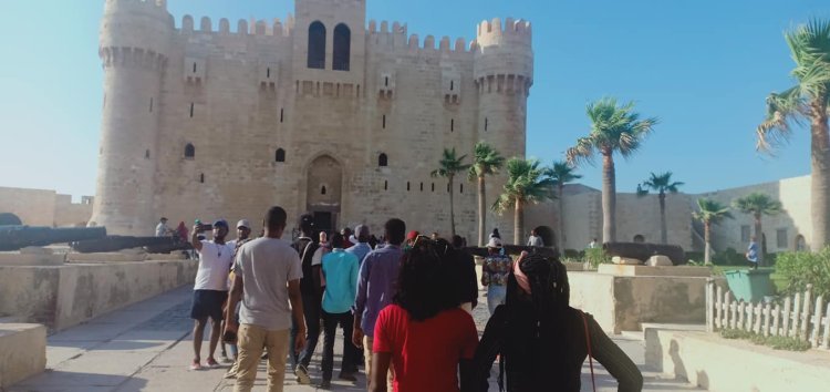 Visite touristique du château de Qaitbay et du Club de chasse d’Alexandrie par les jeunes de la Bourse Nasser pour le leadership africain