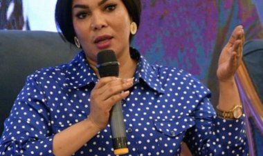 « Firouz Zakaria » diplômée de la bourse Nasser pour  le leadership international donne une conférence sur  l'importance de l'intérêt du diffuseur pour l'art de la  beauté et de l’étiquette