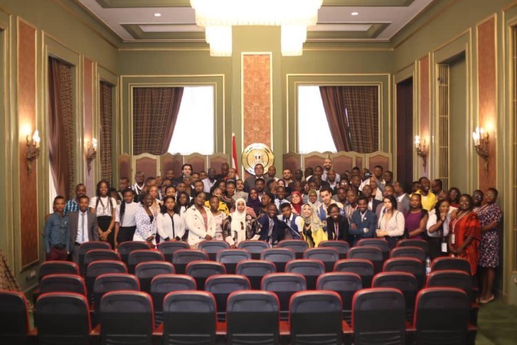 Le ministre adjoint des Affaires étrangères rencontre les participants à la Bourse « Nasser pour le leadership africain » afin de discuter des déterminants de la politique égyptienne en Afrique