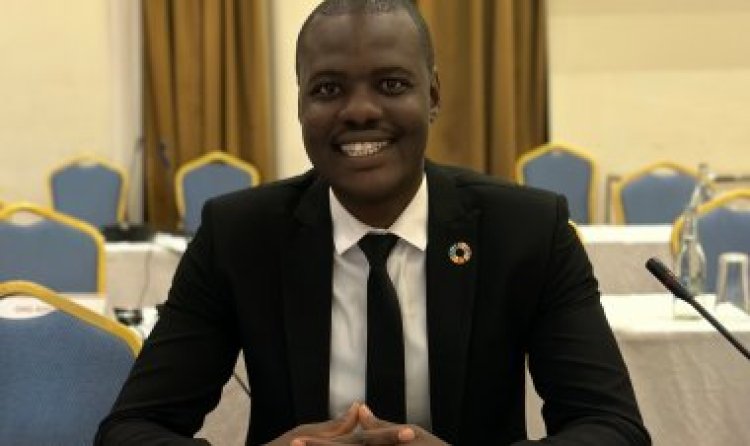 El Gobierno libio rinde homenaje al miembro del Movimiento Juvenil Nasser del Chad al margen de la conferencia "Locomotora de la paz social y la garantía de la paz" en la capital, Trípoli