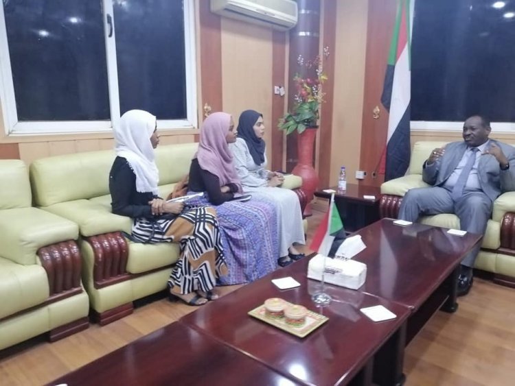 El Ministro de Juventud y Deportes de la República de Sudán se reúne con los graduados de Nasser Fellowship para Leadrazgo Internacional.