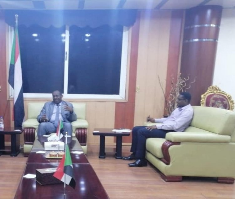 El Ministro de Juventud y Deportes de la República de Sudán se reúne con los graduados de Nasser Fellowship para Leadrazgo Internacional.