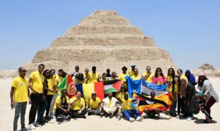 Les jeunes participants à la Bourse Nasser pour le Leadership International en visite touristique aux pyramides de Gizeh et à Saqqarah