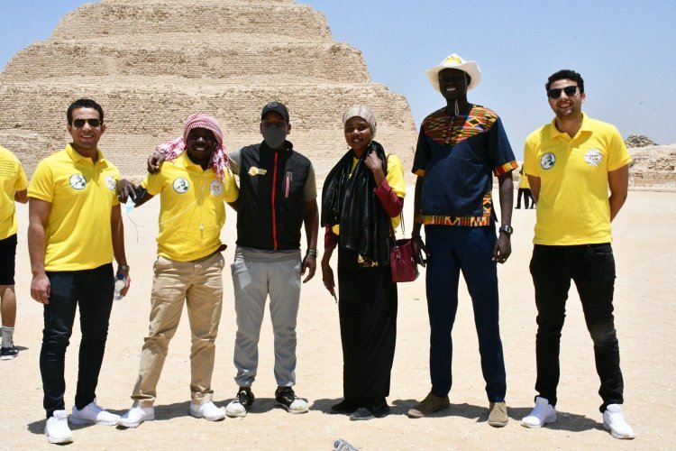 Les jeunes participants à la Bourse Nasser pour le Leadership International en visite touristique aux pyramides de Gizeh et à Saqqarah