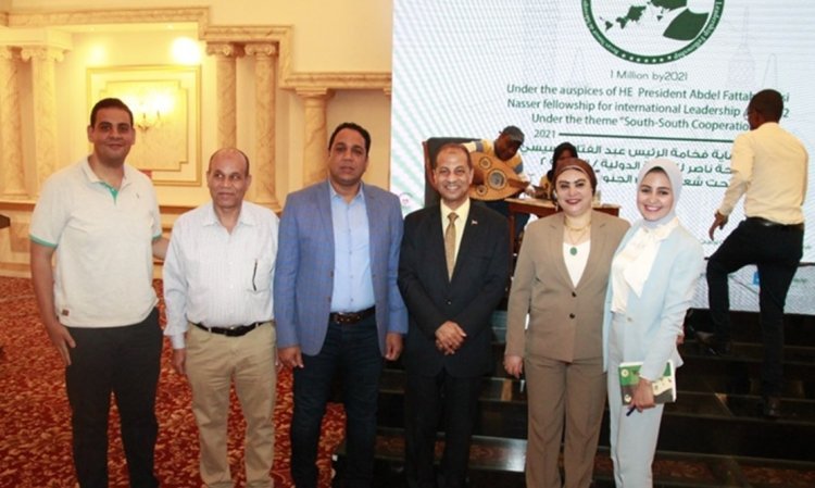 Una sesión interactiva titulada (los Esfuerzos de las Fuerzas Armadas Egipcias en la Creación de los Dirigentes Nacionales) en las actividades del día undécimo