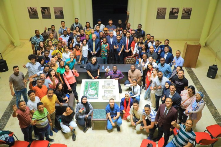 Participantes de Nasser Fellowship para Leadership Internacional visitan el Santuario y Museo del Líder Jamal Abdel Nasser