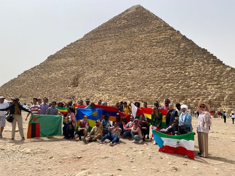 Los participantes de Nasser Fellowship recorren las pirámides de Giza y Saqqara
