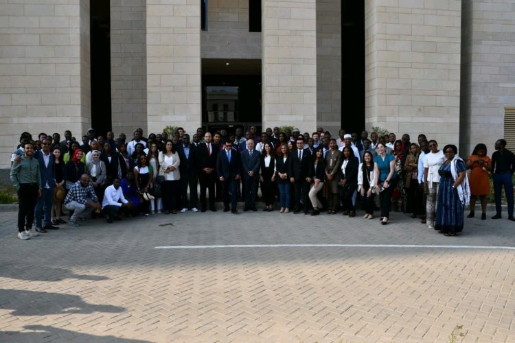 Dirigido por el Dr. Ashraf Sobhy, La Oficina Africana de la Juventud se reúne con jóvenes diplomáticos de la Organización Internacional de la Francofonía