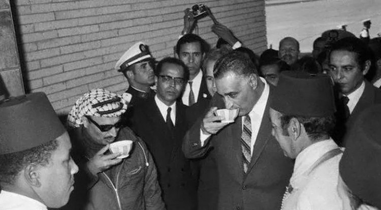 Nasser amtambulisha Yasser Arafat kwa Mfalme Hassan II wa Moroko kwa Mara ya Kwanza katika Mkutano wa Kilele wa Nchi za Kiarabu Mjini Rabat
