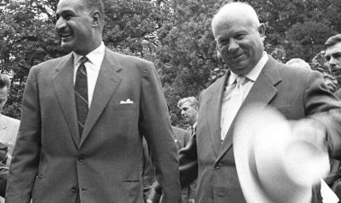 Siku moja...Kiongozi wa Sovieti Khrushchev avuna ngano na mundu katika "Kurugenzi ya Kujitegemea" na anakumbuka kati ya mashamba ya mizabibu mazungumzo yake kuhusu divai na Imam al-Badr