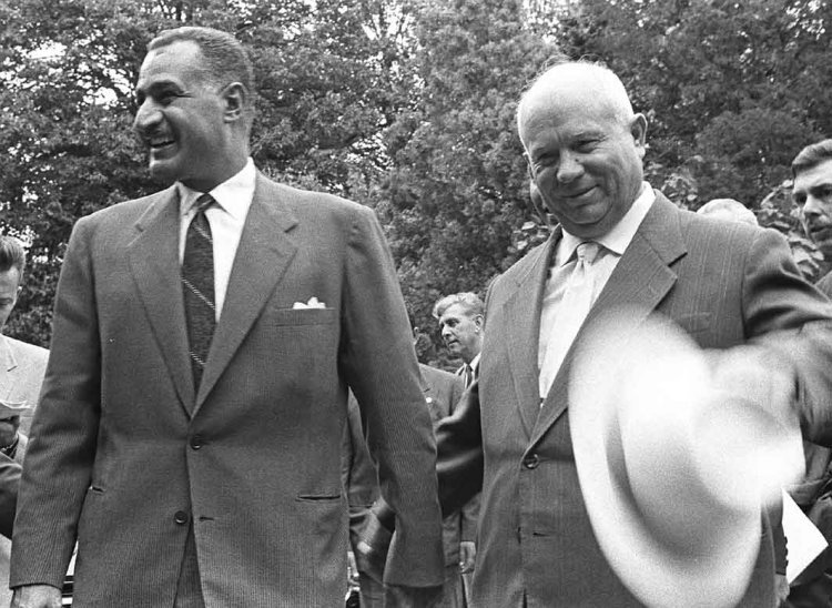 Siku moja...Kiongozi wa Sovieti Khrushchev avuna ngano na mundu katika "Kurugenzi ya Kujitegemea" na anakumbuka kati ya mashamba ya mizabibu mazungumzo yake kuhusu divai na Imam al-Badr