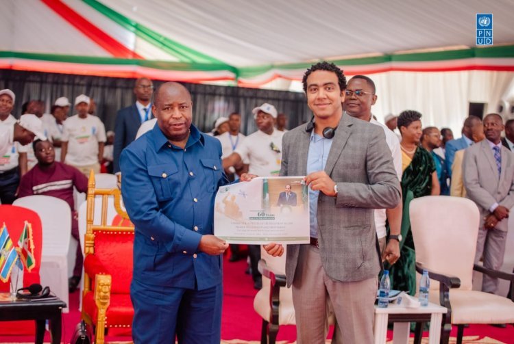En coincidencia con la reelección del presidente Sisi para un tercer mandato, el presidente de Burundi levanta la imagen del presidente Sisi durante la apertura del diálogo continental