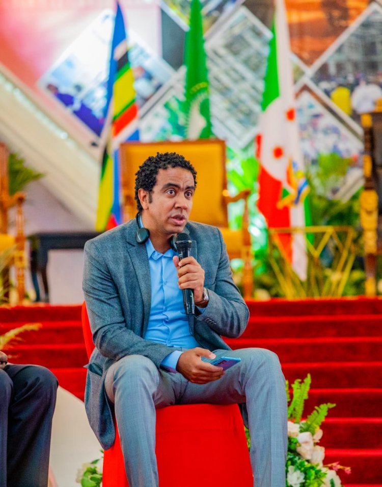 En coincidencia con la reelección del presidente Sisi para un tercer mandato, el presidente de Burundi levanta la imagen del presidente Sisi durante la apertura del diálogo continental