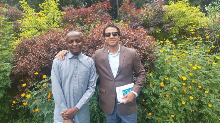 En coincidencia con la reelección del presidente Sisi para un tercer mandato, el presidente de Burundi levanta la imagen del presidente Sisi durante la apertura del diálogo continental
