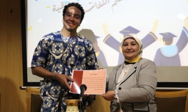 La Universidad de Ain Shams honra a Ghazaly en el Día de Graduados